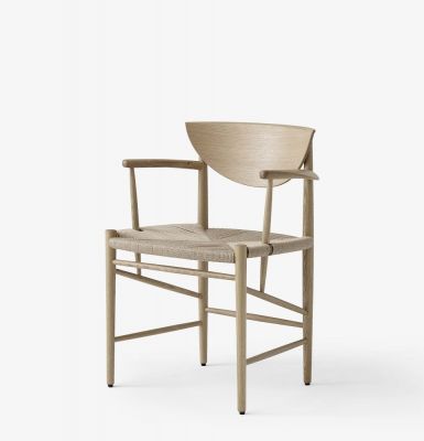 Drawn HM4 Stuhl von AndTradition: Holzstuhl mit Armlehnen und geflochtener Sitzfläche, skandinavisches Design.